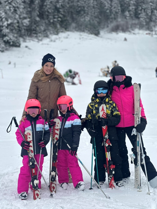 valentina pelinel alaturi de copii, imbracati in costume de ski pe partia de la poiana brasov