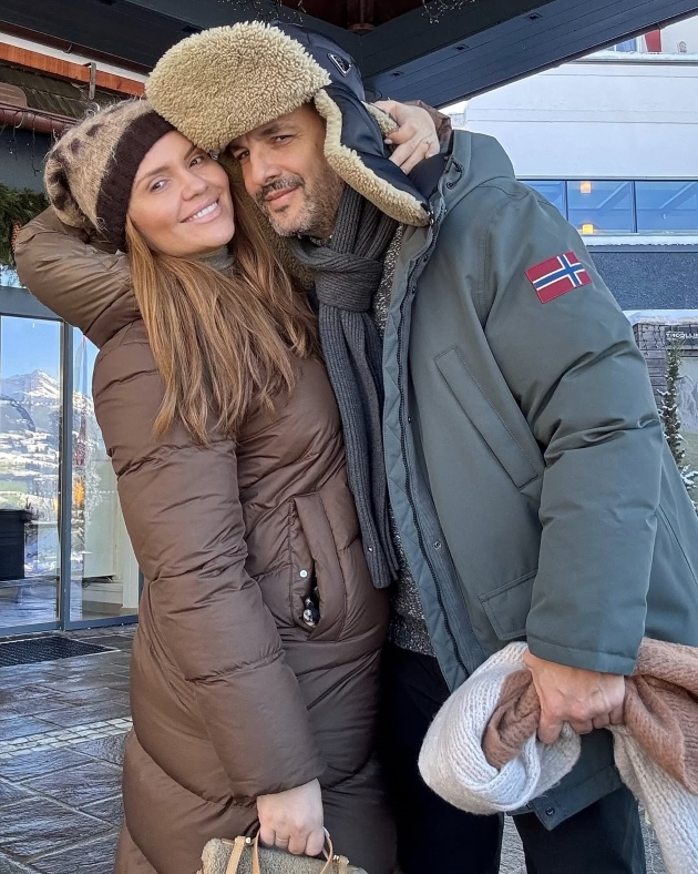 cristina siscanu si madalin ionescu imbracati in haine de iarna se imbratiseaza