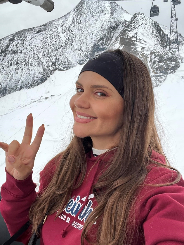 cristina siscanu imbracata cu un hanorac visiniu selfie la munte iarna