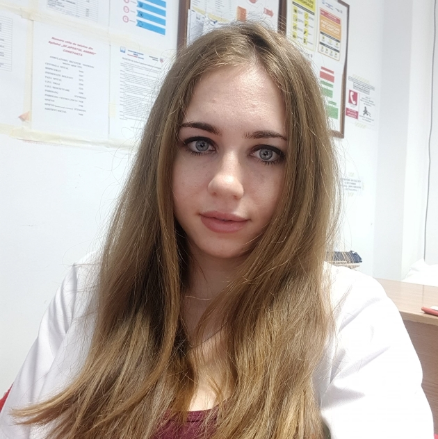 andreea la locul de munca machiata si cu parul lung