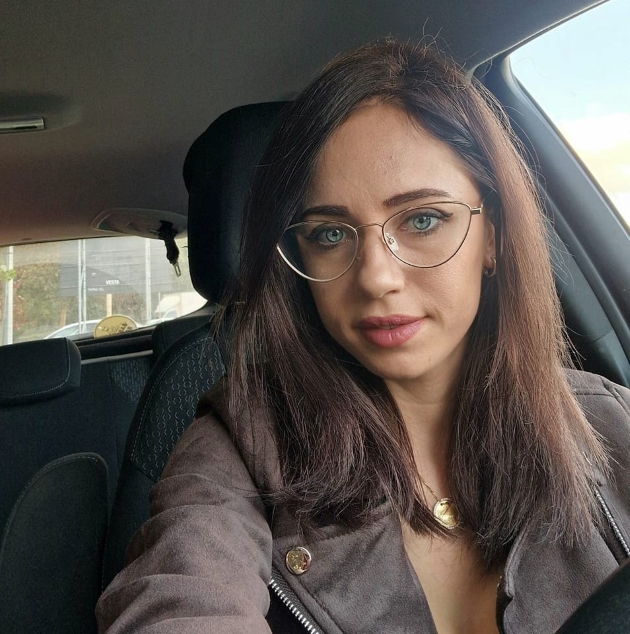 andreea selfie in masina imbracata in geaca de piele