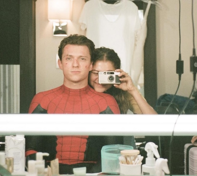 tom holland in costum si zendaya in culisele filmului spider-man: homecoming