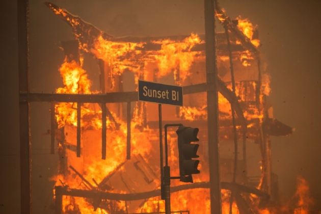 incendiul devastator de vegetatie din los angeles a ajuns pe celebrul sunset boulevard