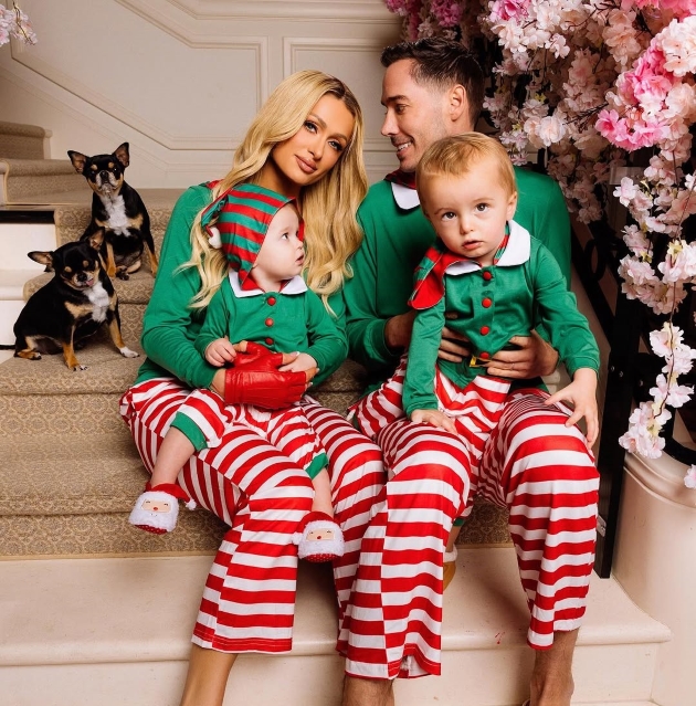 paris hilton alaturi de sotul ei si cei doi copii, imbracati in pijamale asortate pentru sedinta foto de craciun