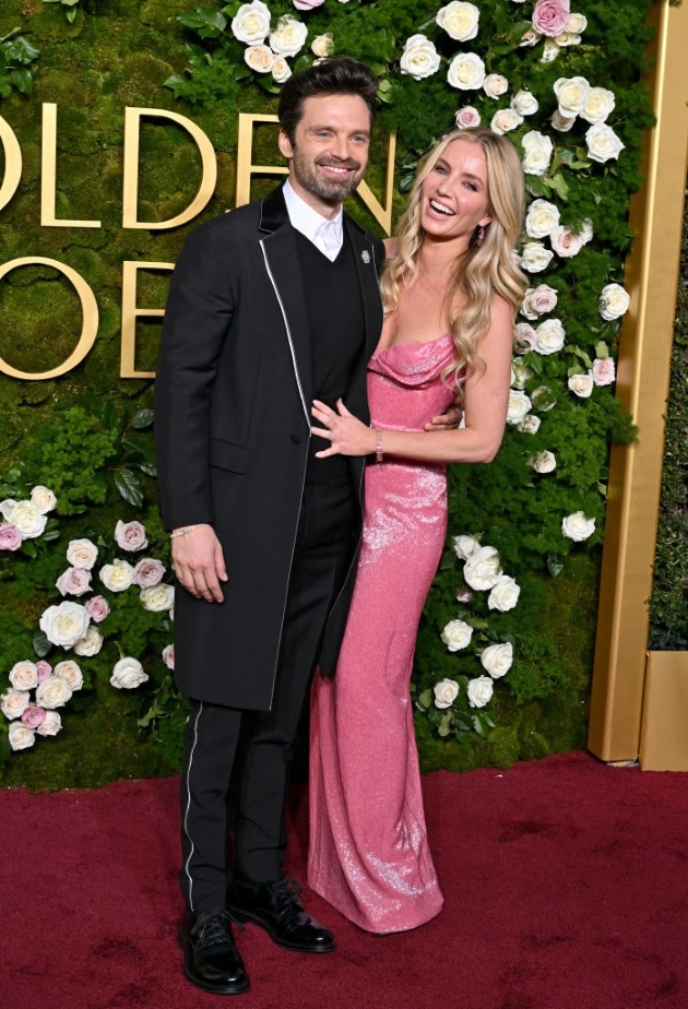sebastian stan imbracat cu un costum negru si annabelle wallis imbracata cu o rochie roz la globurile de aur 2025
