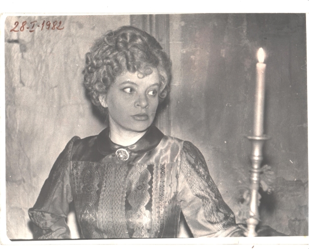 constanta zmeu fotografie din 1982 din timpul unui spectacol imbracata cu haine de epoca 
