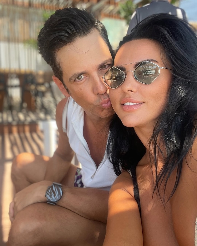 lavinia parva si stefan banica selfie la mare, in timp ce el o saruta pe obraz