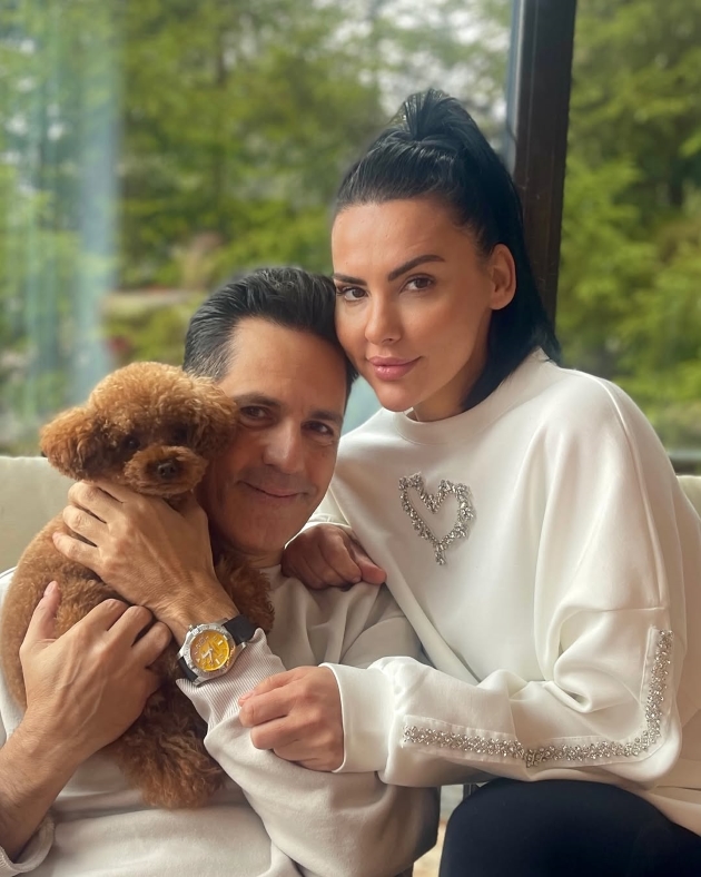 lavinia parva si stefan banica jr fotografie alaturi de catelul lor