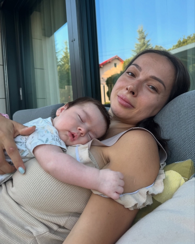 vladuta lupau isi tine baiatul cel mic, isaia, pe piept