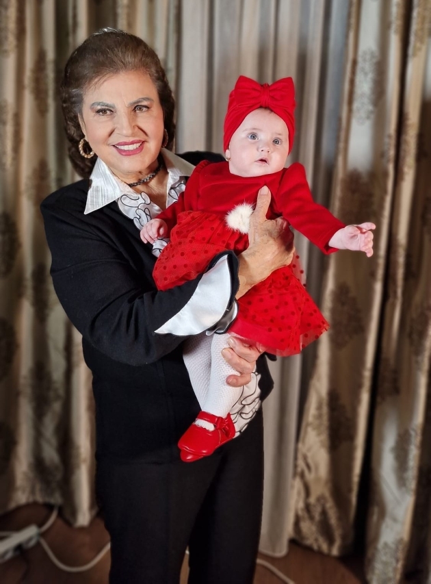 irina loghin alaturi de nepoata ana alexandra inainte de botez