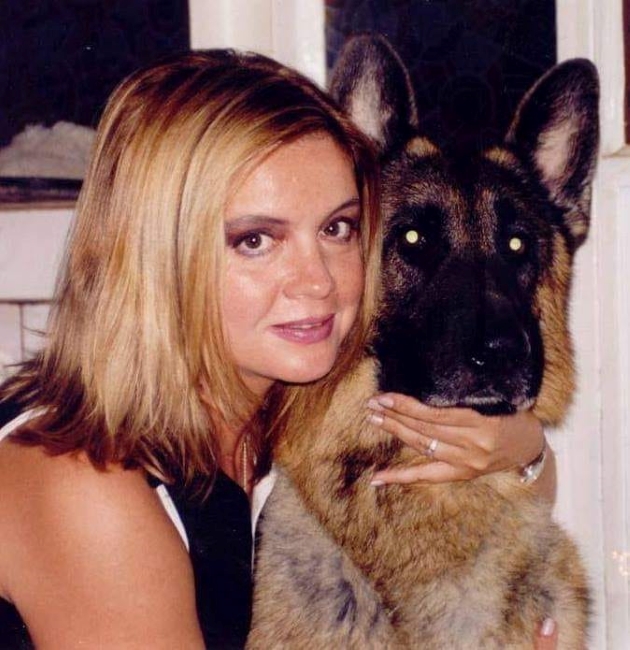 jurnalista cristina topescu intr-o fotografie alaturi de cainele ei