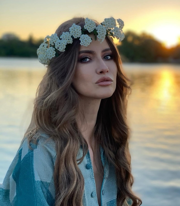 iulia albu fotografie in aer liber cu o coroana de flori pe cap