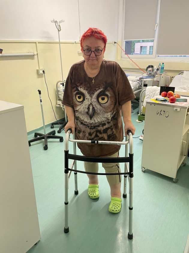 minerva merge cu un cadru. fotografie din perioada in care a fost internata in spital si s-a operat la Arad