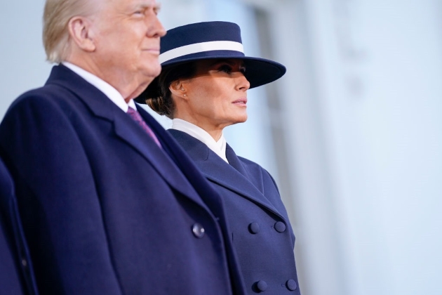 melania si donald trump asortati in bleumarin la ceremonia de investire. prima doamna poarta o palarie cu boruri largi