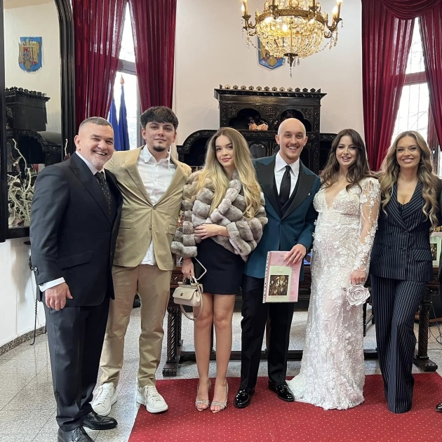 leonad doroftei alaturi de sotie, nora si cei trei copii