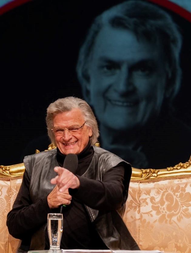 florin piersic pe scena zambind catre public