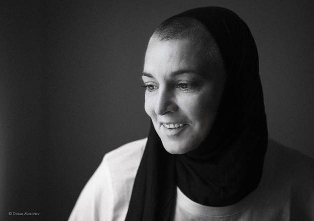 poza alb-negru cu sinead o'connor purtand hijab dupa convertirea la religia musulmana