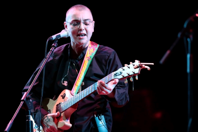 sinead o'connor canta la chitara in timpul unui concert din ultimii ani viata