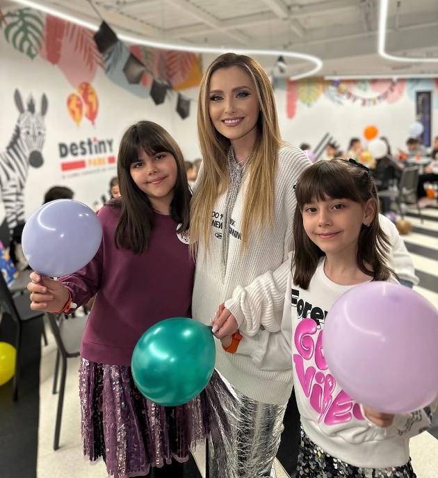 alina sorescu si fiicele ei, carolina si raisa la ziua de nastere a carolinei care a avut loc in luna ianuarie