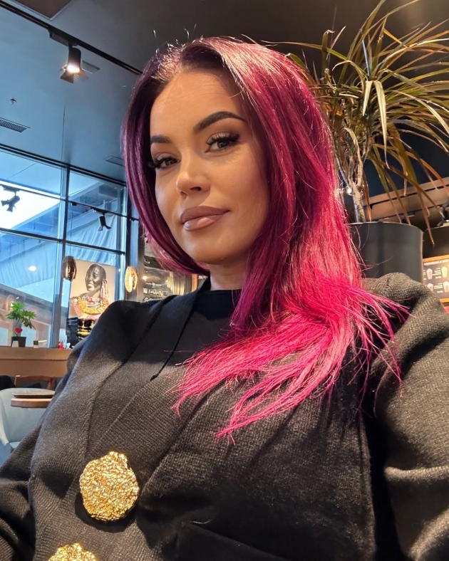 anca molnar zambeste intr-un selfie