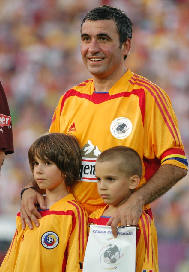 gheorghe hagi alaturi de copii lui, kira si hagi, imbracati in echipamentul nationalei romaniei