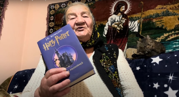 tanti ileana impartasind pareri pe canalul „recenziile bunicii” despre seria „harry potter”