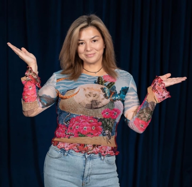 maria popovici zambitoare inaintea unui show de stand up imbracata colorat