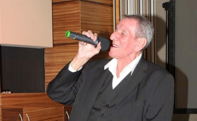 gil dobrica cantand la microfon