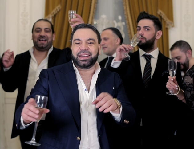 florin salam inconjurat de oameni la o petrecere
