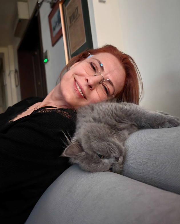 monica davidescu zambitoare alaturi de o pisica