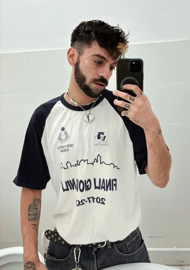 david puscas isi face o fotografie in oglinda imbracat intr-un tricou