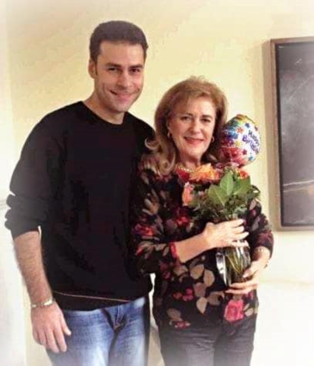 anton bogardo, alaturi de stela enache care tine un buchet de flori in mana