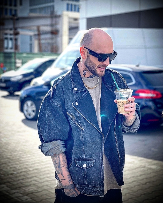 catalin bordea cu ochelari de soare si geaca de blugi