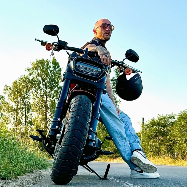 catașin bordea poza in aer liber sprijinit de o motocicleta