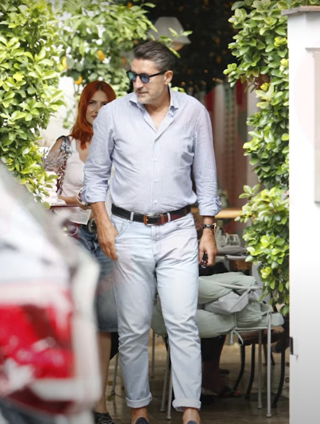 horatiu nicolau alaturi de lidia buble imbracat casual in alb