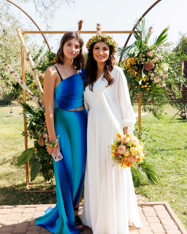 ioana ginghina imbracata in rochie de mireasa, fotografie cu fiica ei ruxandra de la nunta cu cristi pitulice