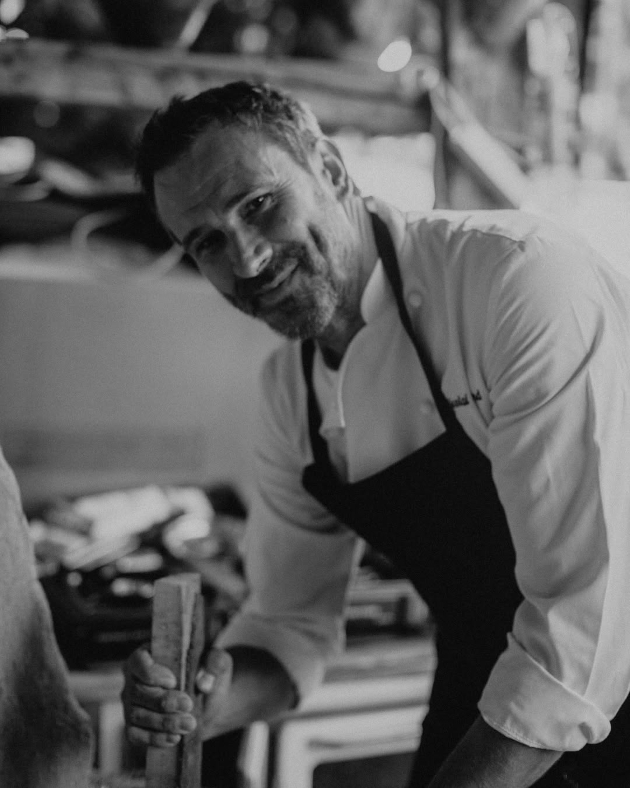 chef nicolai tand in bucatarie alb-negru