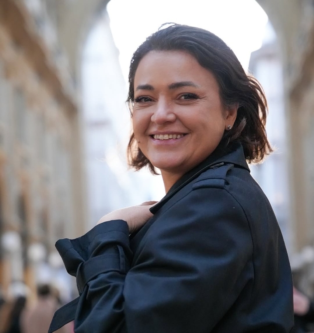 cristina batlan zambitoare poarta un trenci negru