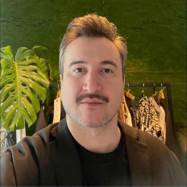alex dobrescu cu mustata face un selfie purtand un tricou negru