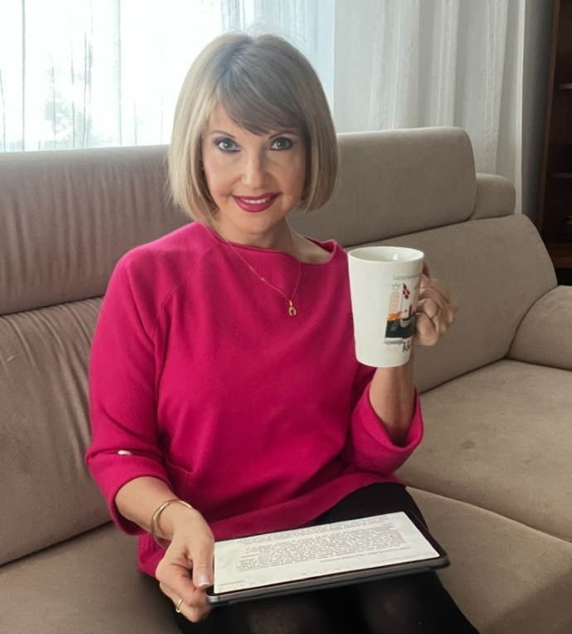 marina almasan imbracata cu o bluza roz
