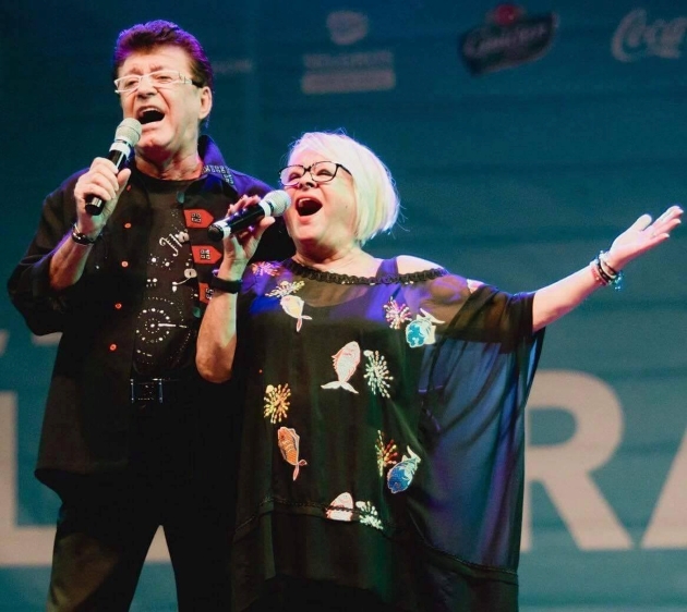 gabriel dorobantu si mirabela dauer cantand impreuna pe scena