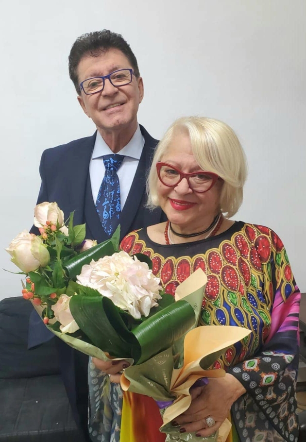 gabriel dorobantu si mirabela dauer fotografie impreuna cu un buchet de flori