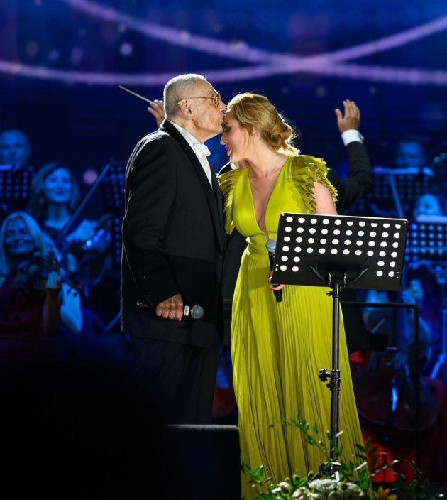 nidia moculescu imbracata intr-o rochie galbena pe scena festivalului mamaia, alaturi de tatal ei, horia moculescu