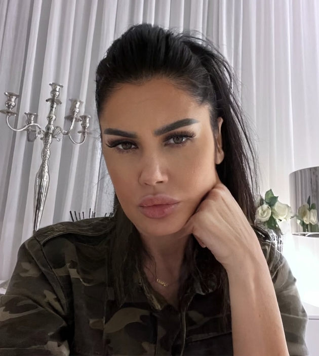 oana zavoranu serioasa se uita in camera