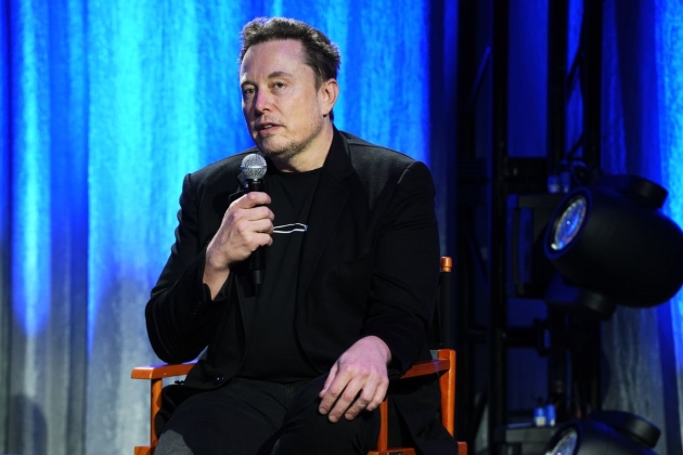 elon musk imbracat in negru la o conferinta tedx