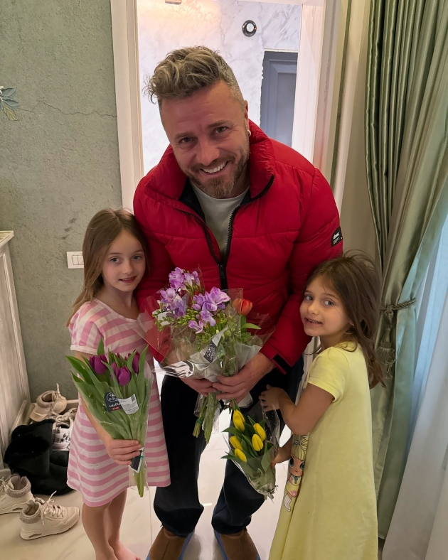 tavi clonda alaturi de cele doua fiice pe care le are impreuna cu gabriela cristea, iris si victoria 