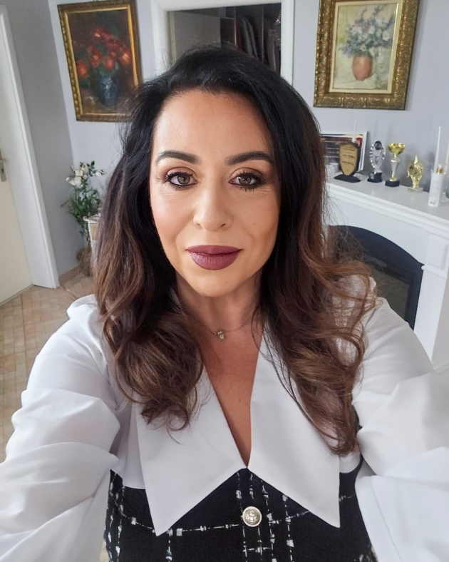oana roman imbracata cu o camasa alba selfie