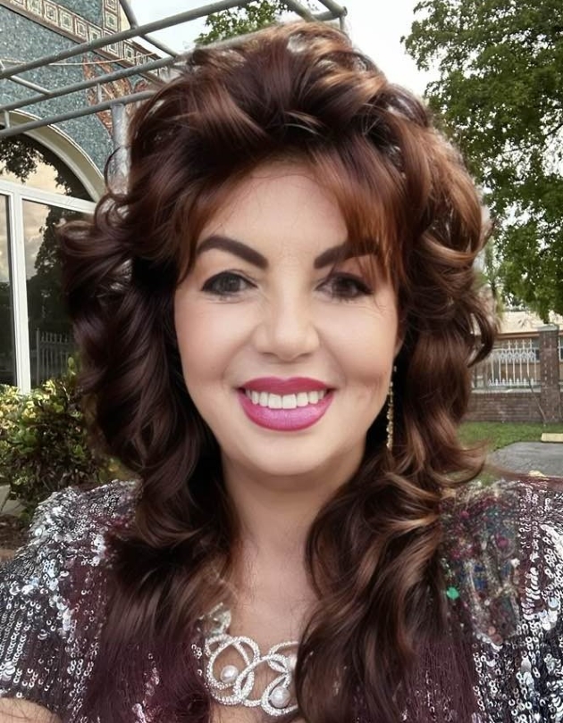carmen harra seflie zambitoare rujata si intr-o rochie cu paiete