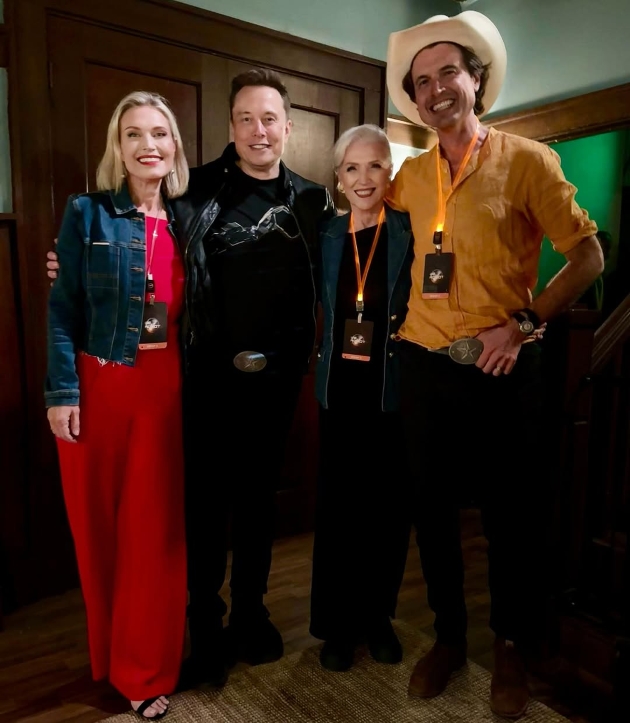 elon, kimbal, maye si tosca musk la cel mai recent eveniment tesla