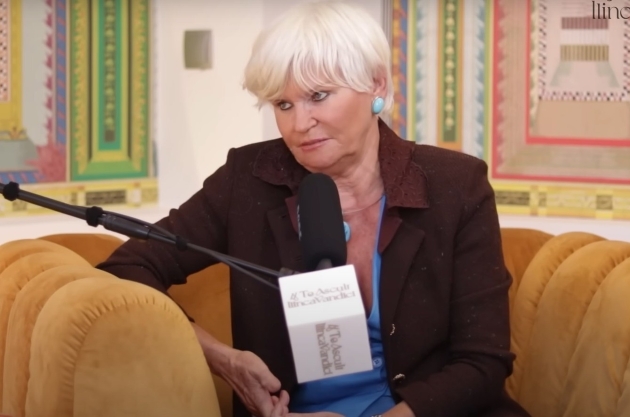 monica tatoiu in sacou negru si bluza albastra, invitata la podcast